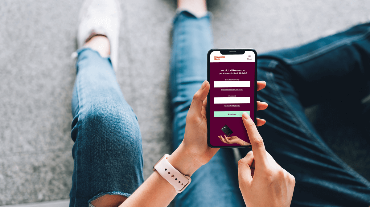 eine Frau loggt sich in die App der Hanseatic Bank ein, um die vielen digitalen Services der Bank nutzen zu können