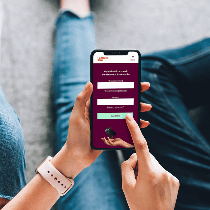 eine Frau loggt sich in die App der Hanseatic Bank ein, um die vielen digitalen Services der Bank nutzen zu können