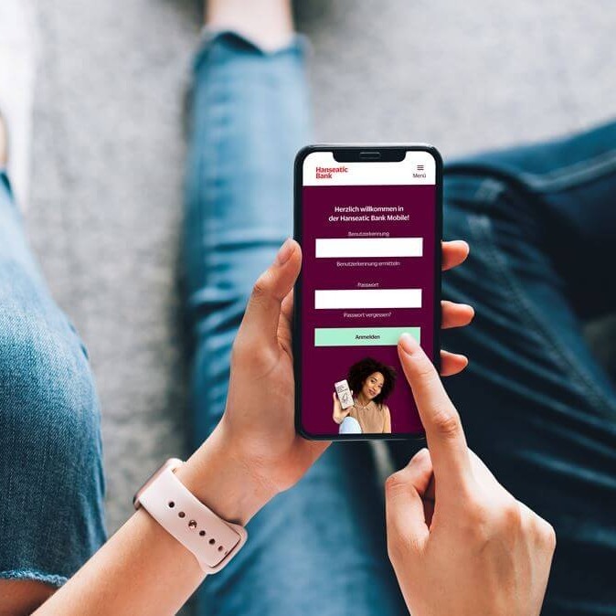 Frau loggt sich in die App Hanseatic Bank Mobile ein