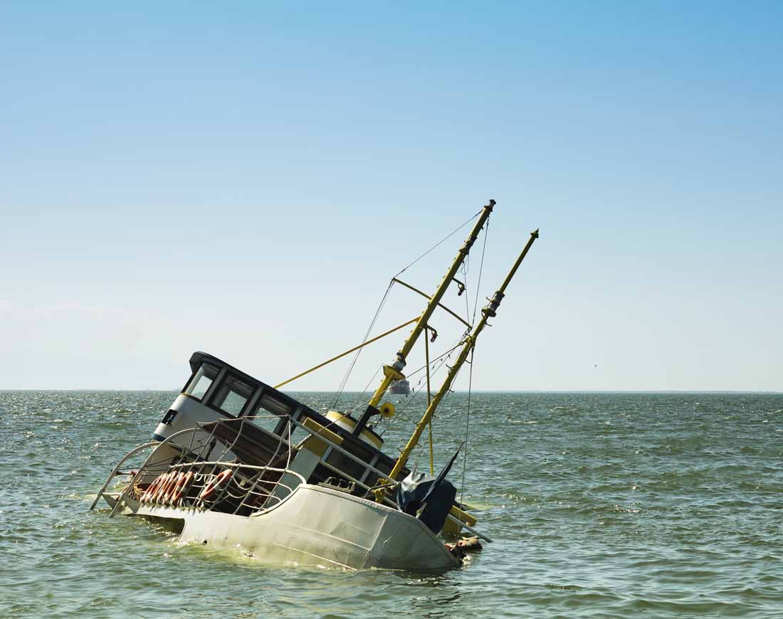 Ein auf Grund gelaufenes Schiff vor einer Küste