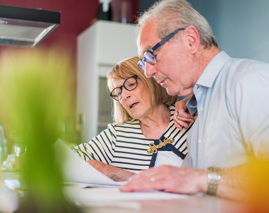 Betriebliche Altersvorsorge: Ein älteres Paar studiert die auf dem Tisch liegende Steuererklärung