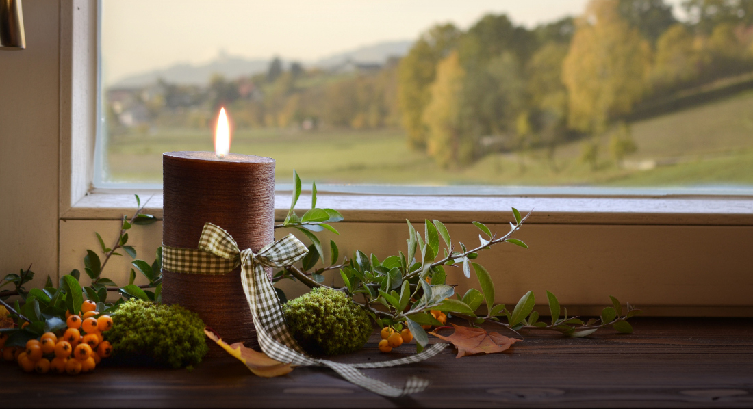 Kerze vor dem Fenster