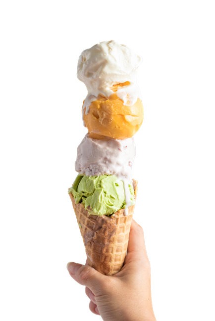 Hand, die drei Kugeln Eis hochhält