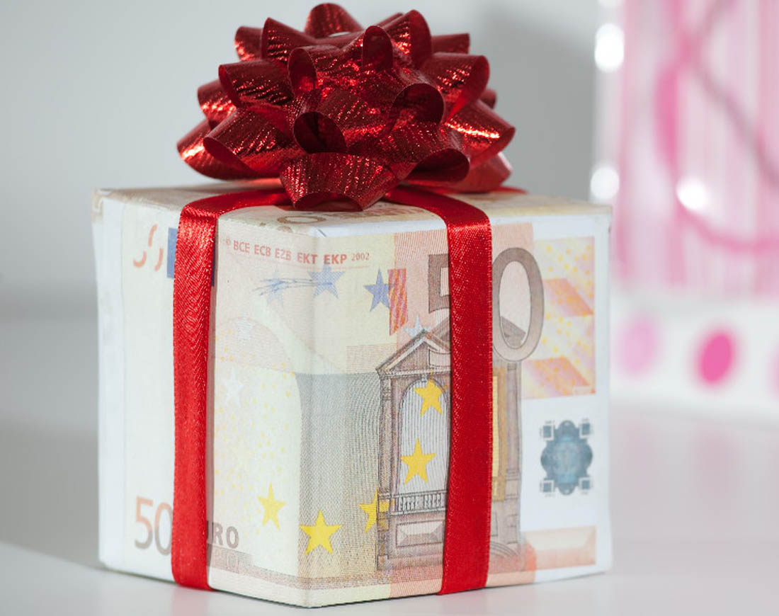 50-Euro-Schein als Geschenkpapier um ein kleines Kästchen umwickelt