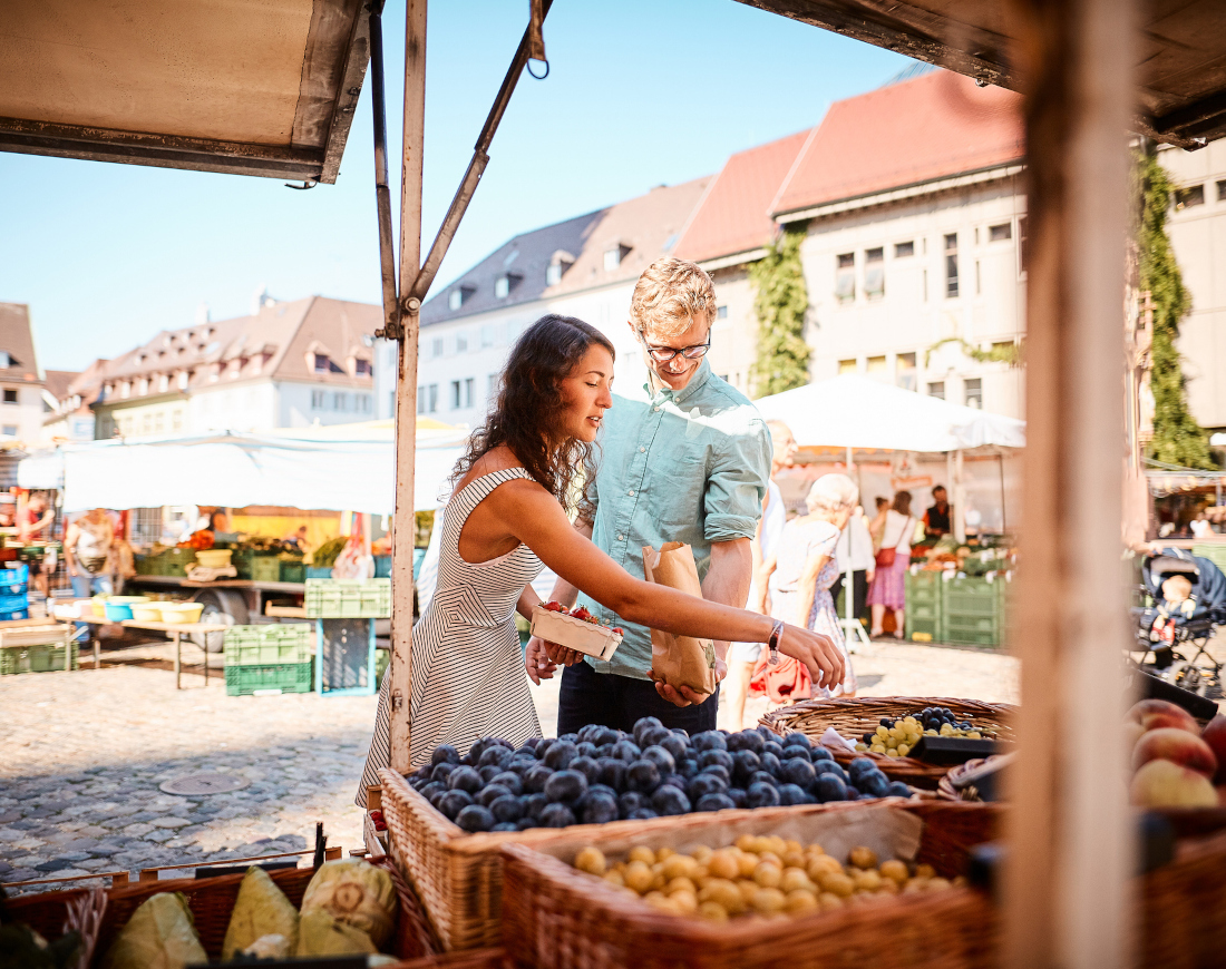 Paar vor Marktstand im Ausland