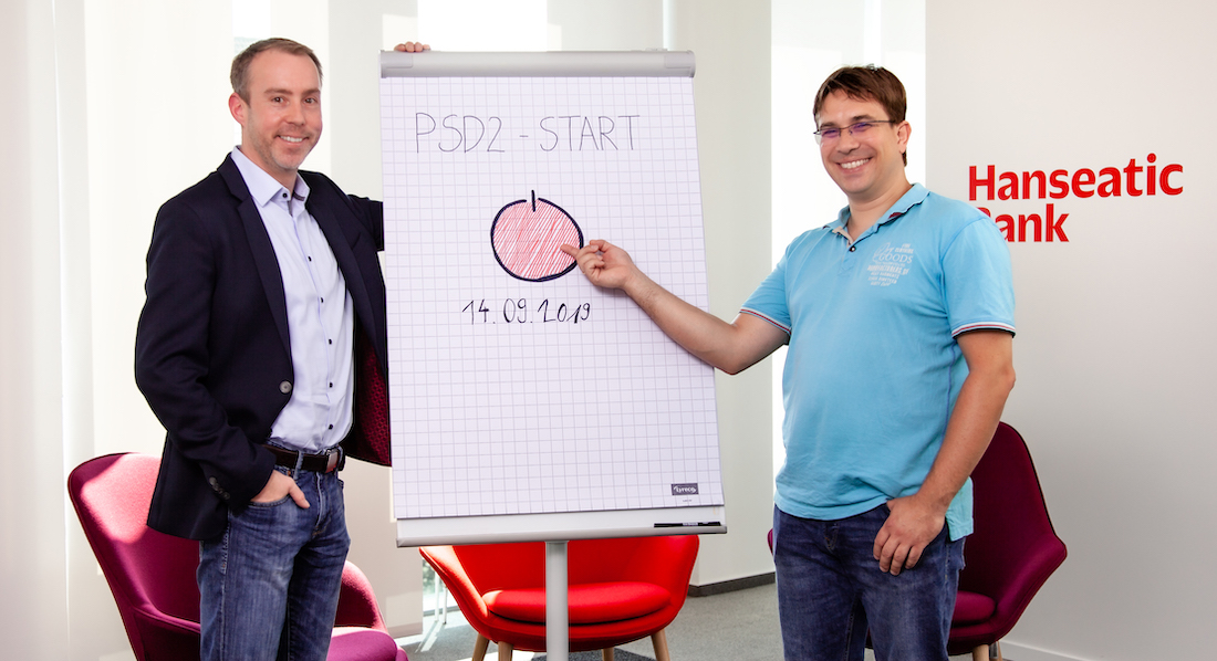 Nico Koller und Matthias Minar vor einem Flipchart mit dem Datum des PSD2-Starts