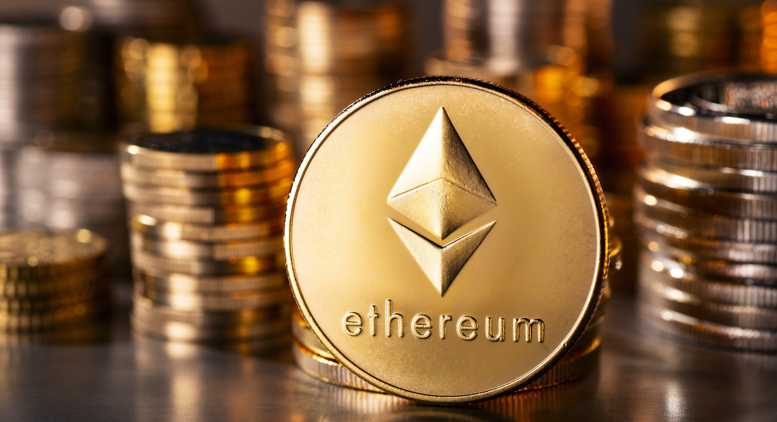 Symbol der Kryptowährung Ethereum auf einer goldenen Medaille