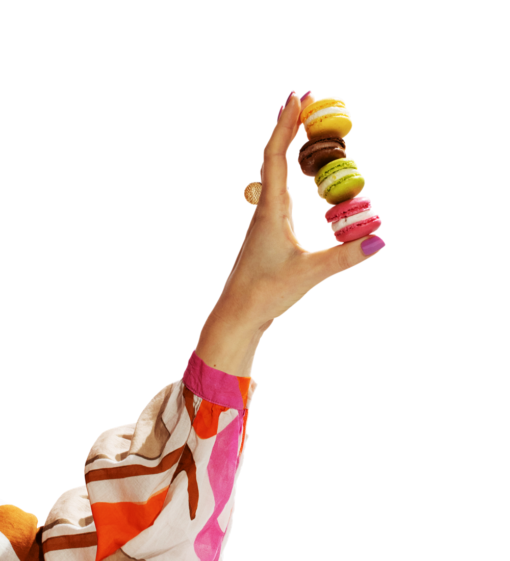 Hand hält bunte Macarons hoch
