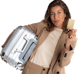 Frau hält GoldCard der Hanseatic Bank in der Hand