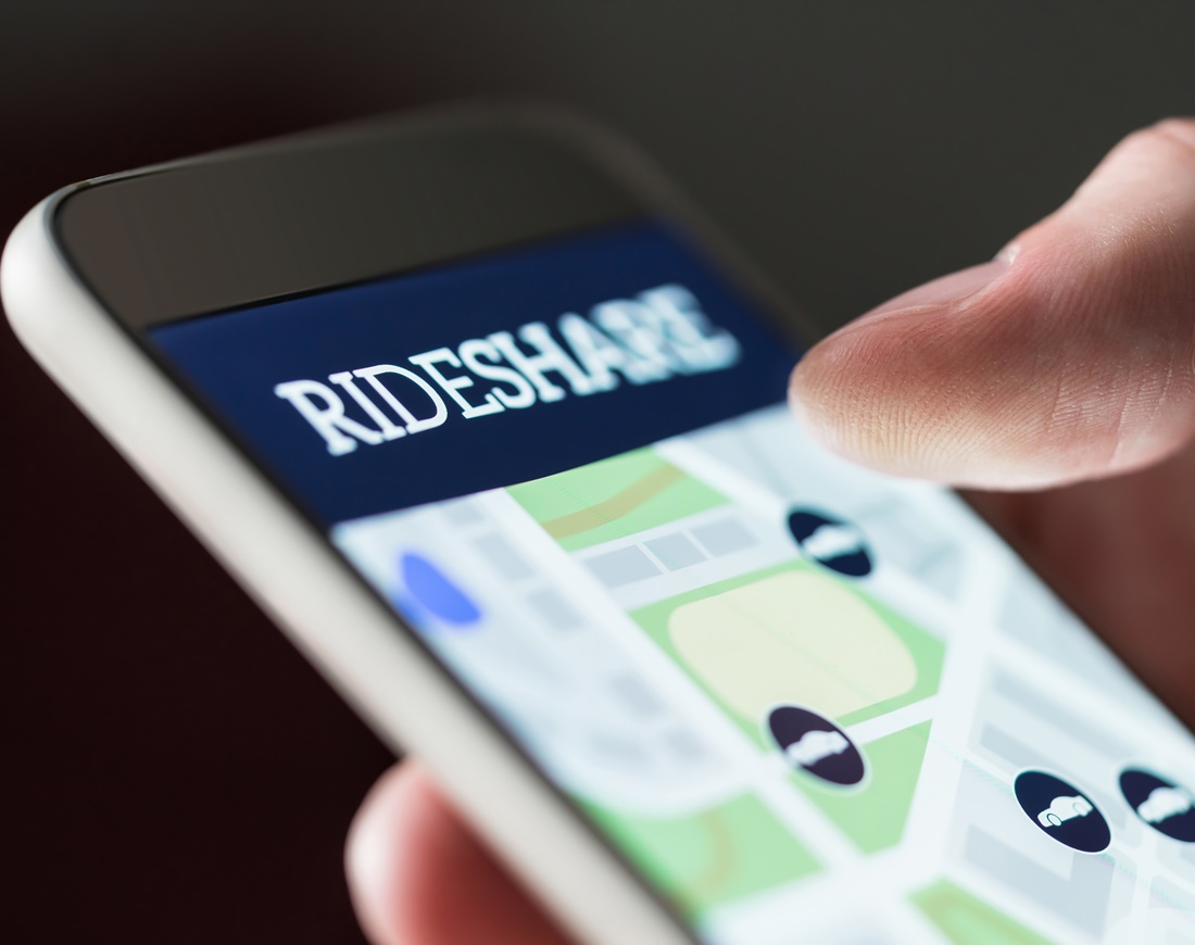 Handy-Display zeigt Standpunkte von Autos in einer Carsharing-App