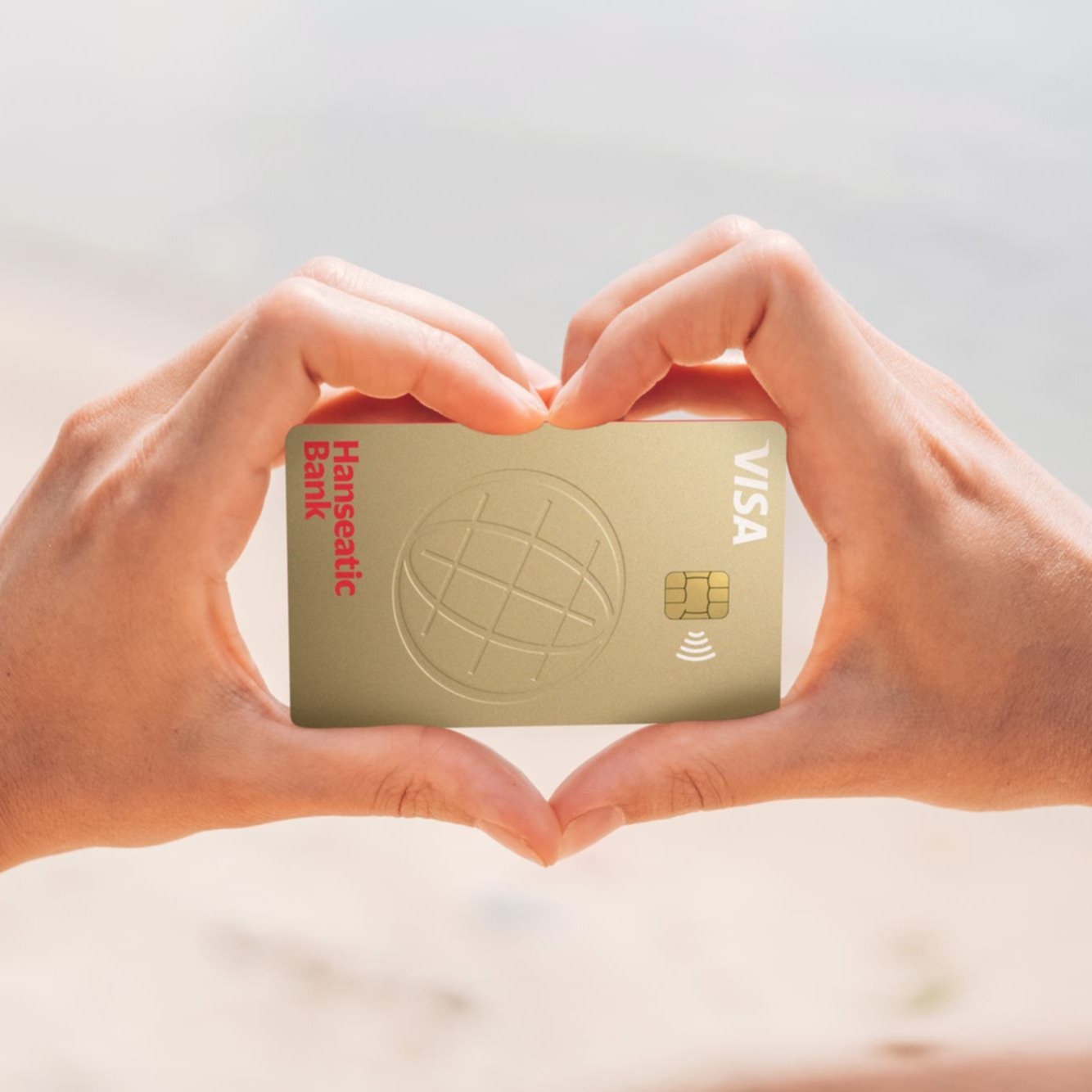 Zwei Hände, die die GoldCard der Hanseatic Bank vorzeigen
