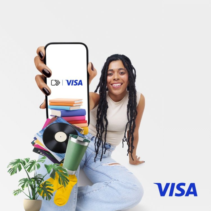 Frau zeigt auf ihr Handy mit dem Visa click to pay screen und freut sich über die VISA Cashback-Aktion in Kooperation mit der Hanseatic Bank