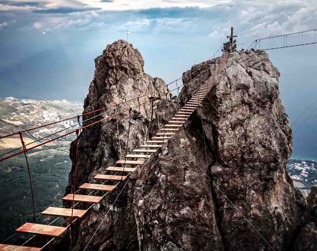 Hängebrücke auf den Berg Aj-Petri in Krim, Russland.