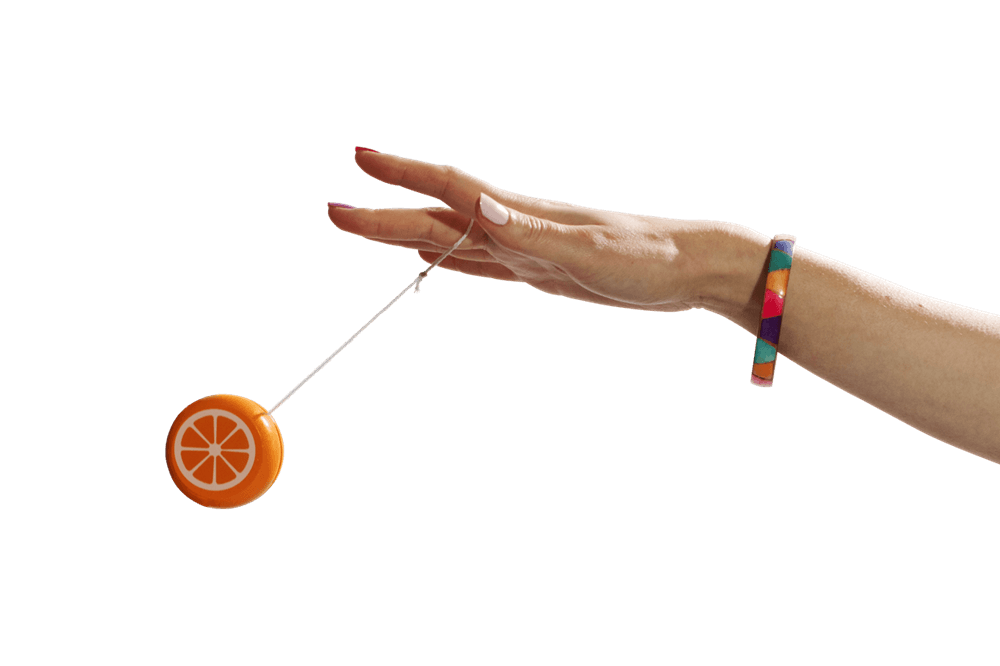 Hand mit einem orangefarbenen Jojo