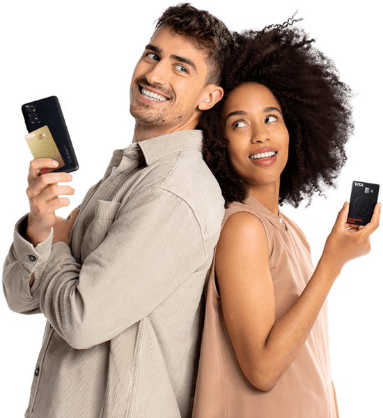 Männliches Model Kai und weibliches Modell Giselle halten eine GoldCard und eine GenialCard in der Hand und sind glücklich, weil sie sich für beide Kreditkarten der Hanseatic Bank eine Wunsch-PIN vergeben können
