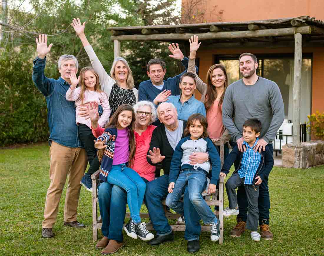 Klassisches organisiertes Familienfoto im Garten