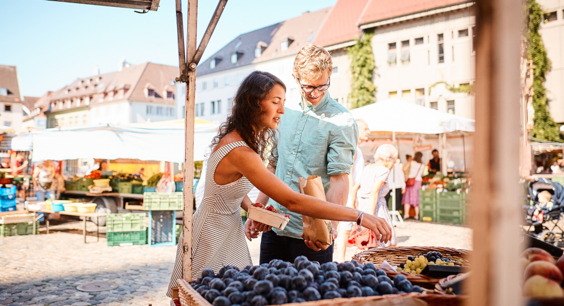 Paar vor Marktstand im Ausland