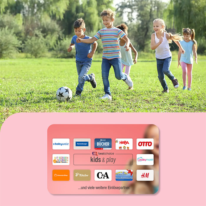 Kinder spielen auf der Wiese mit einem Fussball, der mit einem BestChoice Gutschein gekauft wurde