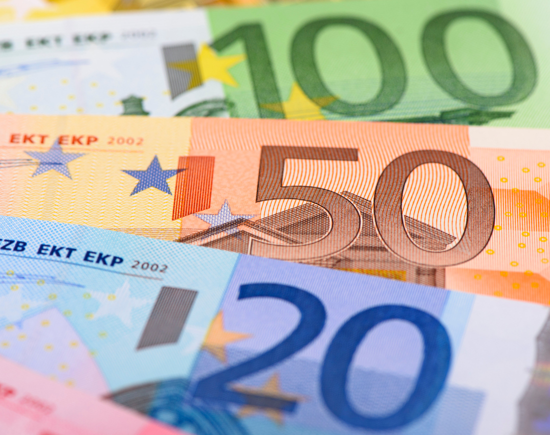 Verschiedene Euro-Banknoten sind übereinandergelegt