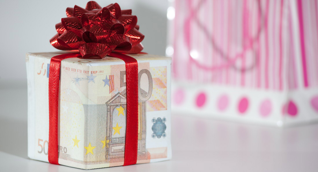50-Euro-Schein als Geschenkpapier um ein kleines Kästchen umwickelt