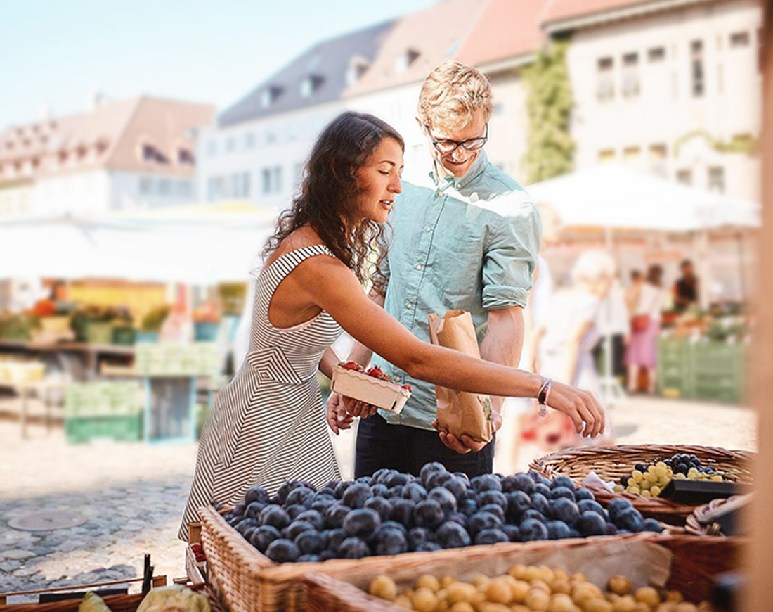 Paar vor einem Marktstand im Ausland