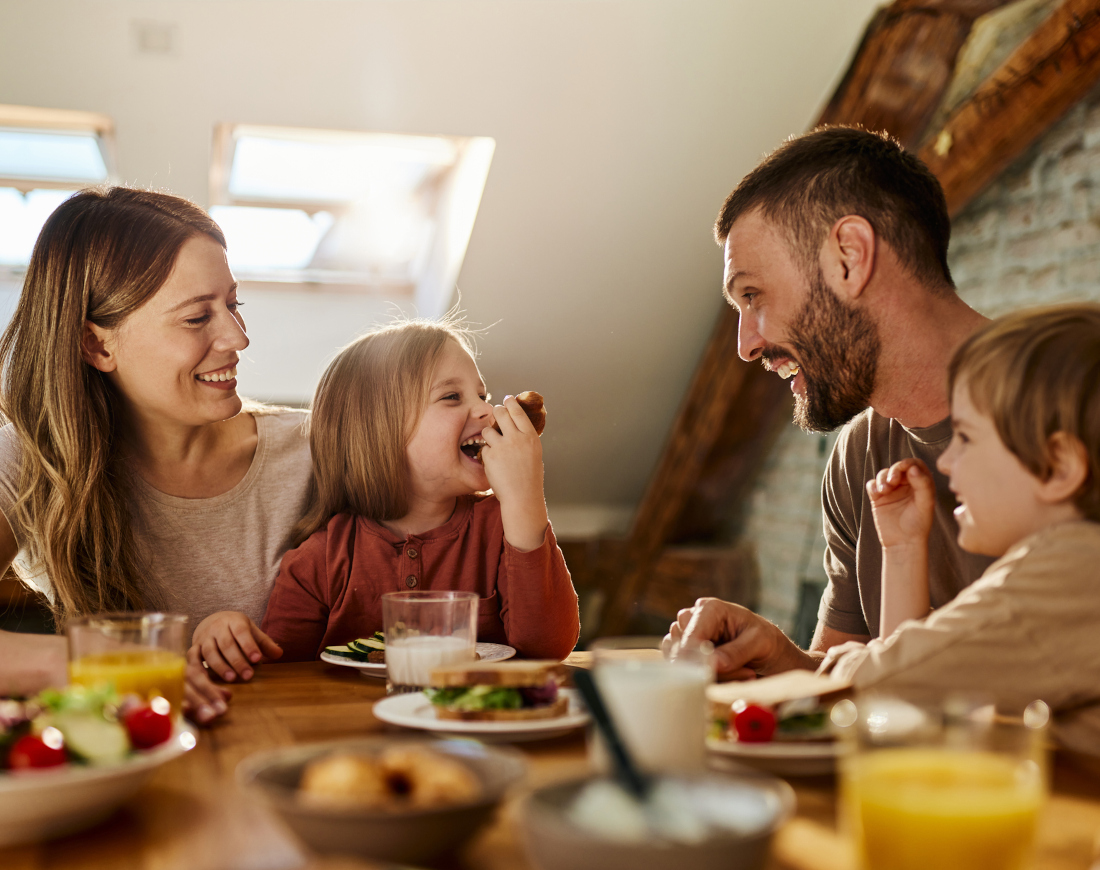 Eine Familie am Frühstückstisch