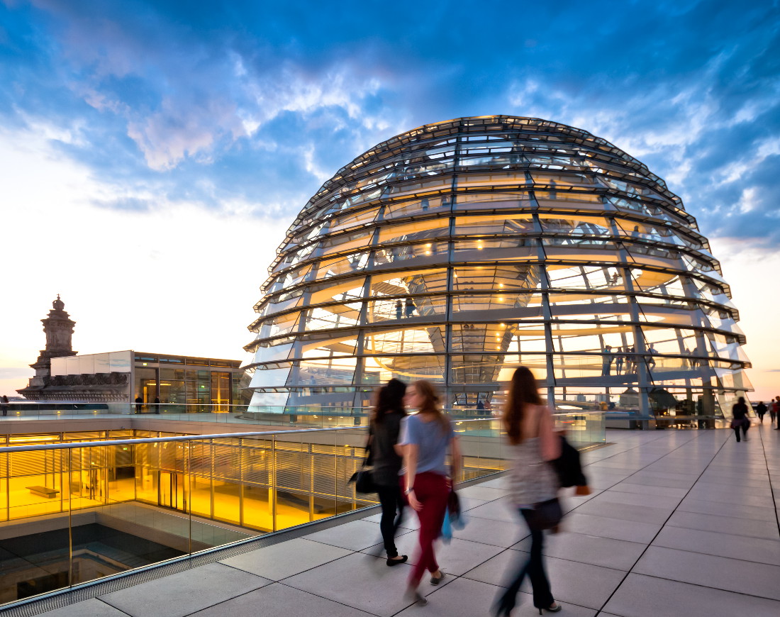 Drei Frauen gehen auf die Kuppel des Reichstags in Berlin zu
