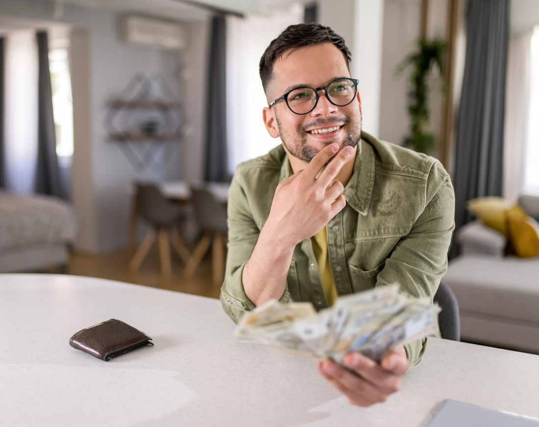 Junger Mann freut sich über unerwartetes Geld