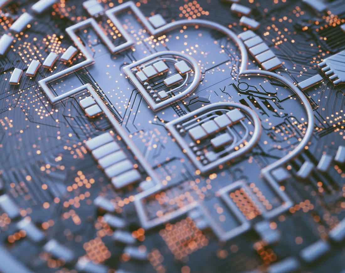 Bitcoin-Logo in Computerplatine