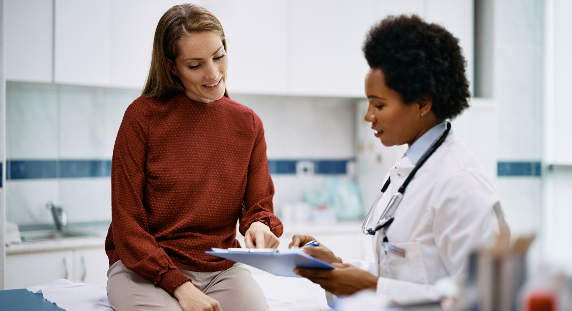 Eine Patientin spricht mit einer Ärztin