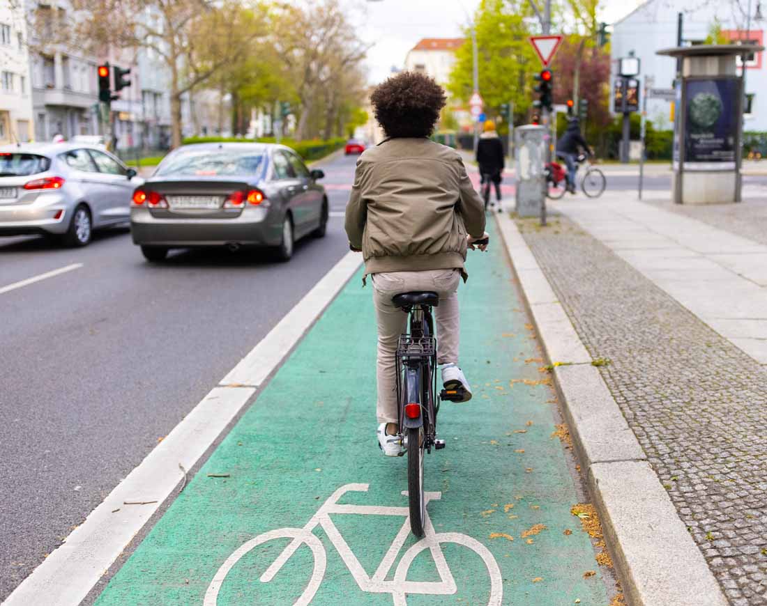 Fahrradfahrer fährt auf einem grünen Fahrradweg