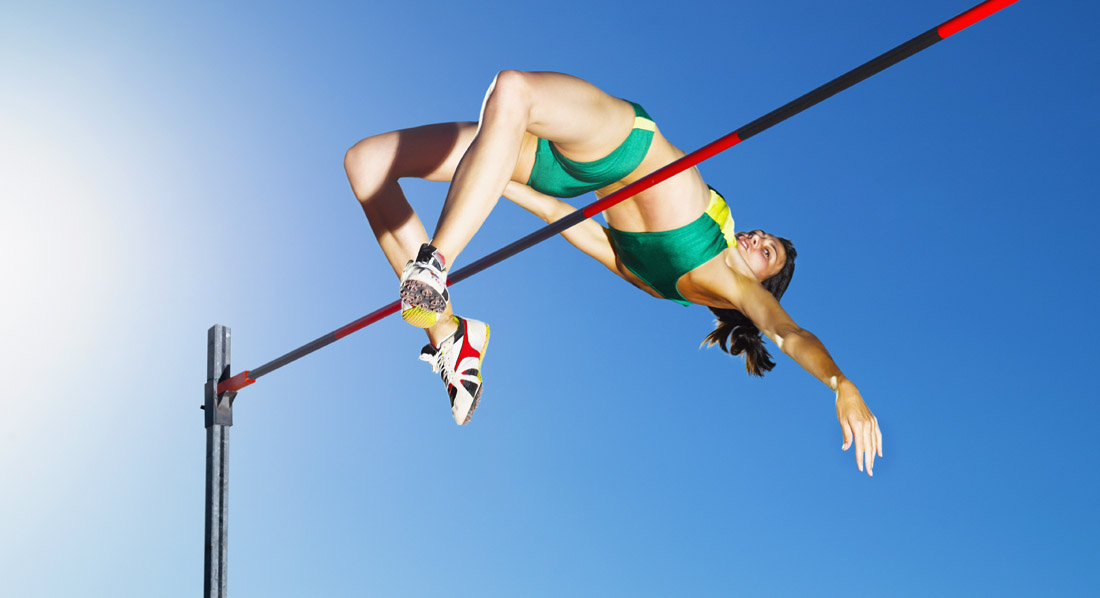 Eine Sportlerin springt über eine Hochsprungstange