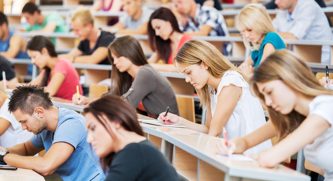 Ein Gruppe Studierender schreibt während einer Vorlesung mit