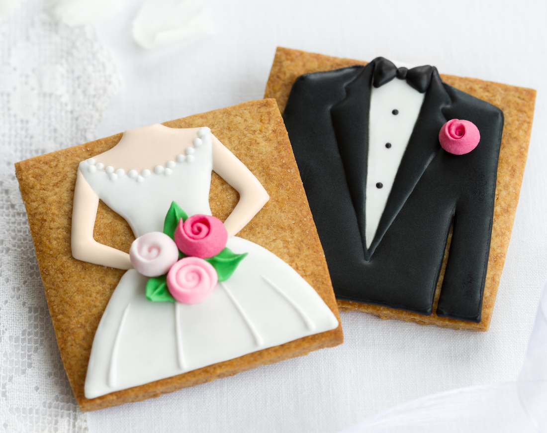 Selbstgemachte Kekse als Hochzeitsgeschenk, der eine mit Braut-, der andere mit Bräutigam-Motiv