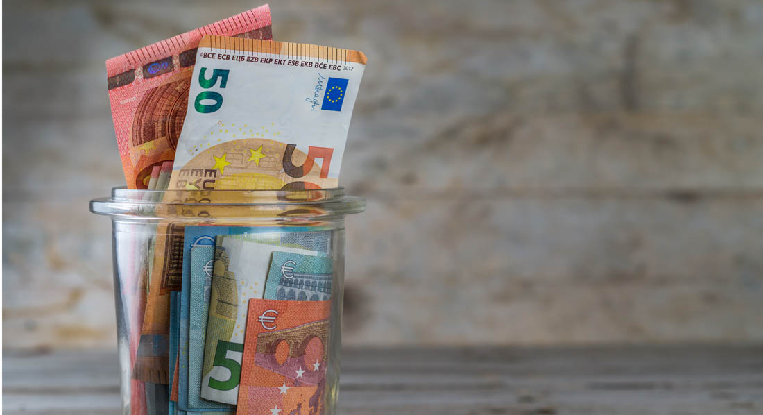 Euro-Geldscheine in einem Glas