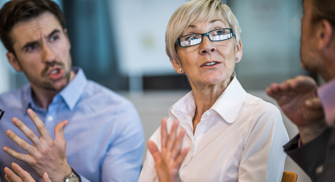 Mutter versucht Streit zwischen erwachsenen Söhnen zu schlichten