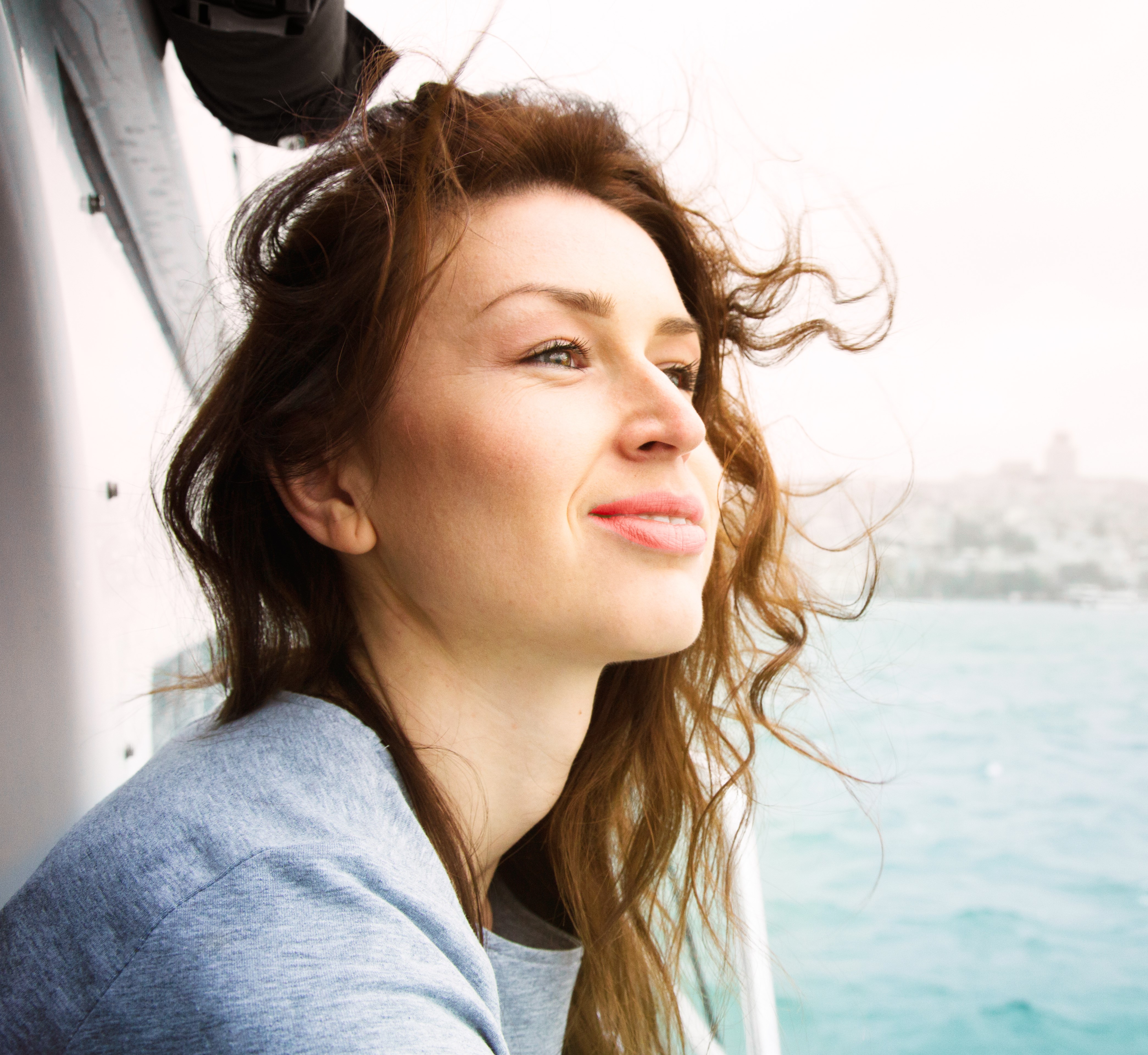 Frau mit Wind in den Haaren Bühne