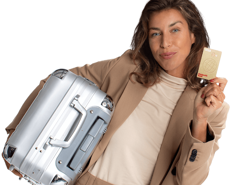 Frau mit Koffer hält die Reisekreditkarte GoldCard der Hanseatic Bank in ihrer Hand