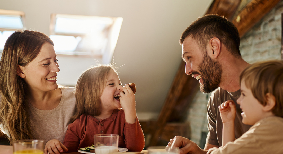 Eine Familie am Frühstückstisch