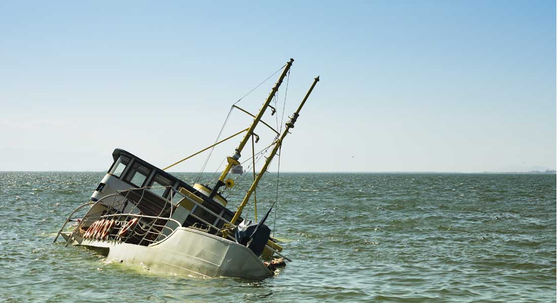 Ein auf Grund gelaufenes Schiff vor einer Küste