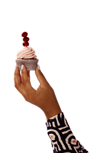 Hand, die ein Cupcake mit drei Kirschen drauf nach oben hält