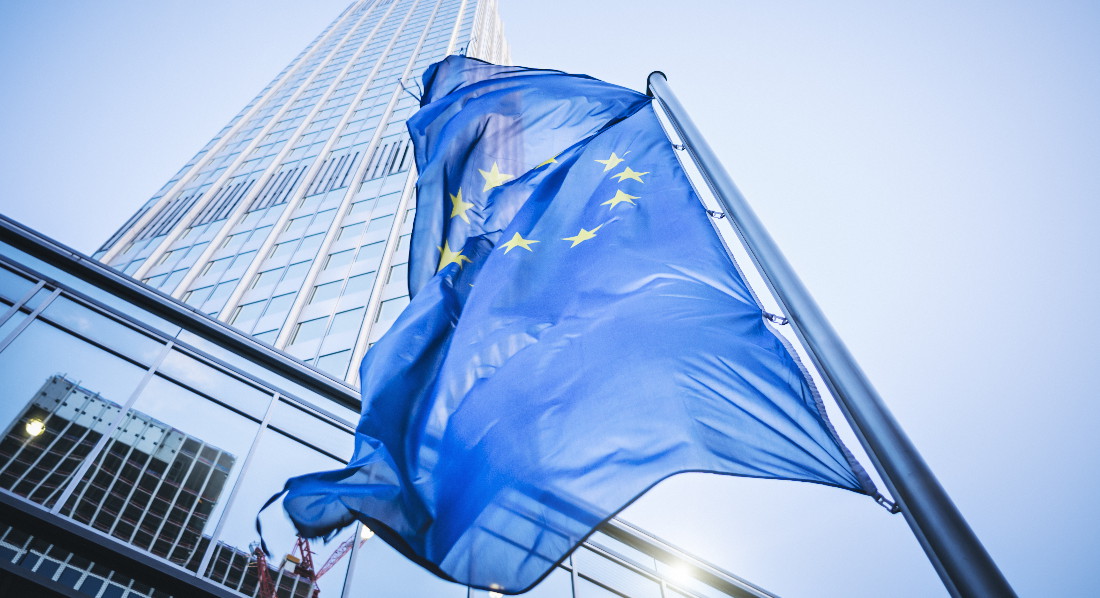 Die blaue Flagge der Europäischen Union weht vor dem Hochhaus der Europäischen Zentralbank in Frankfurt