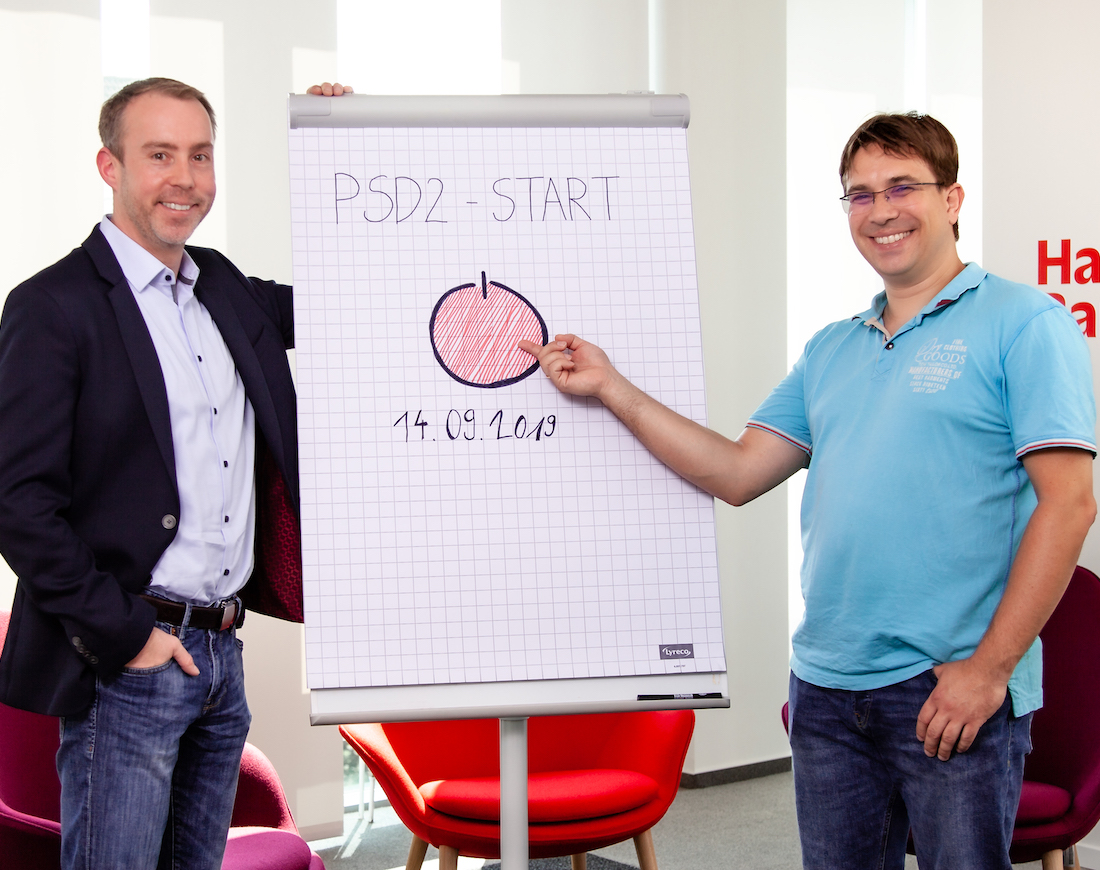Nico Koller und Matthias Minar vor einem Flipchart mit dem Datum des PSD2-Starts