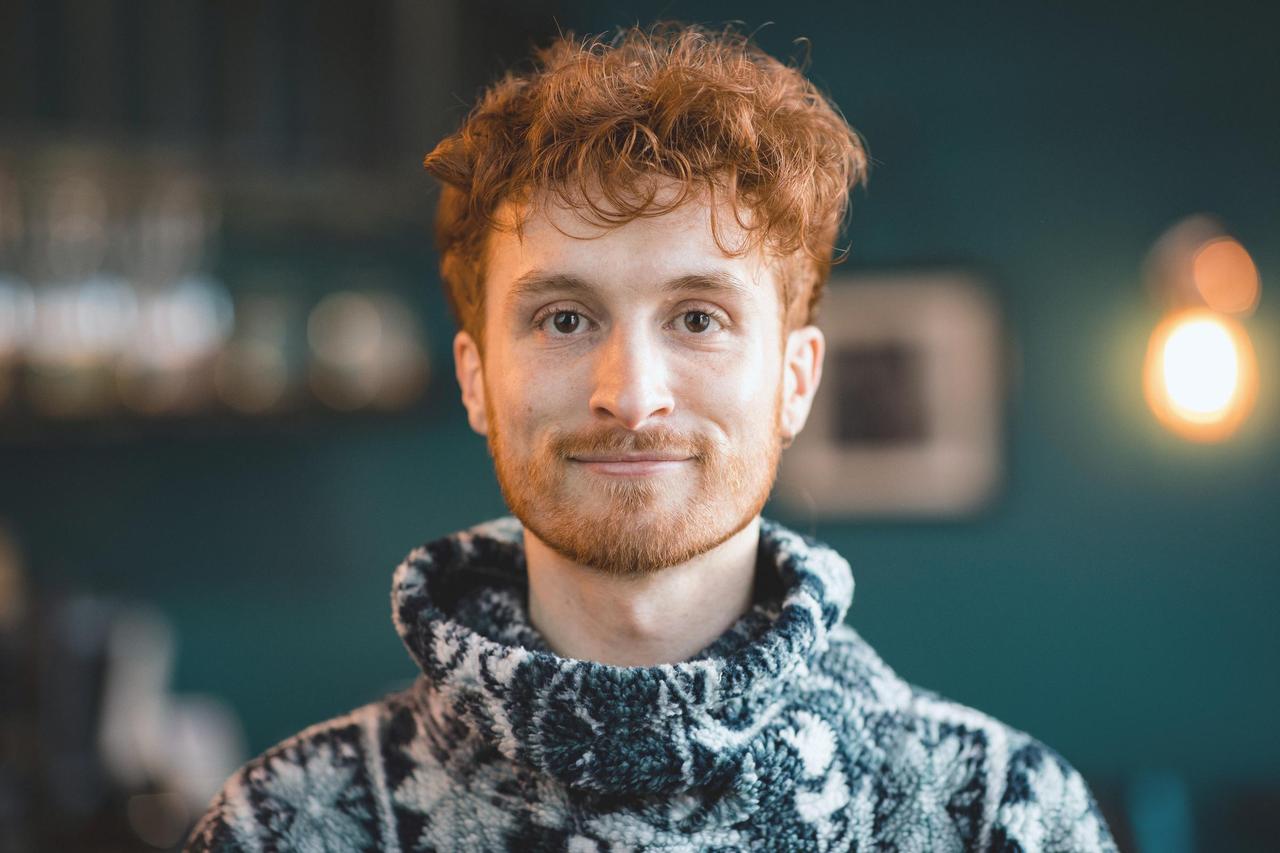 Mann mit roten Haaren der in die Kamera schaut