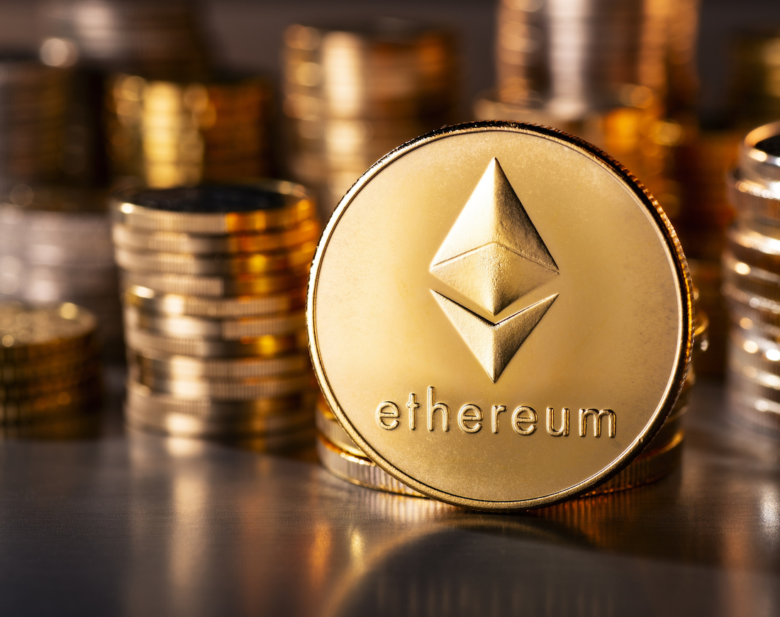 Symbol der Kryptowährung Ethereum auf einer goldenen Medaille