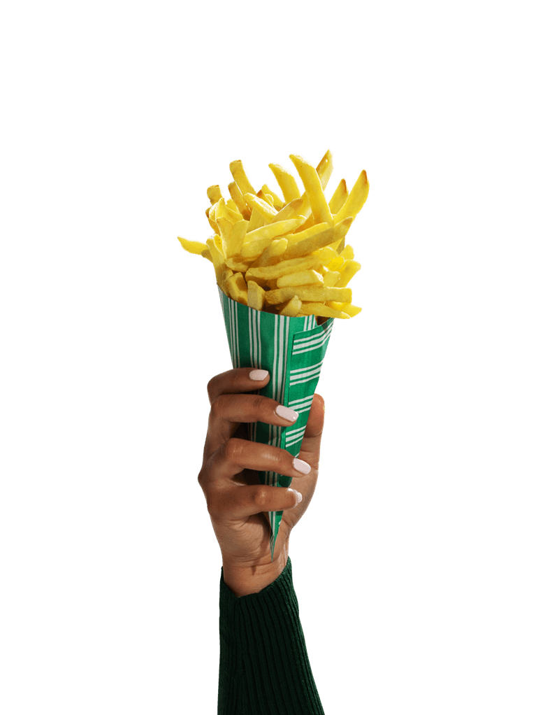 Eine Hand hält eine gefüllte Tüte Pommes nach oben