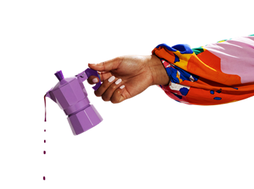 Hand hält eine lila Kaffeekanne, die etwas tropft