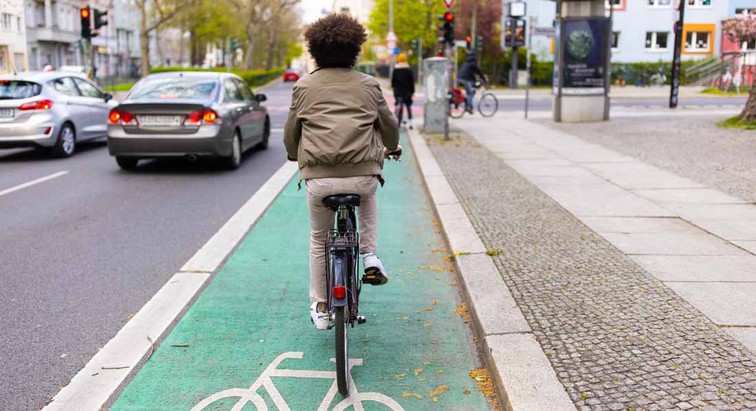 Fahrradfahrer fährt auf einem grünen Fahrradweg