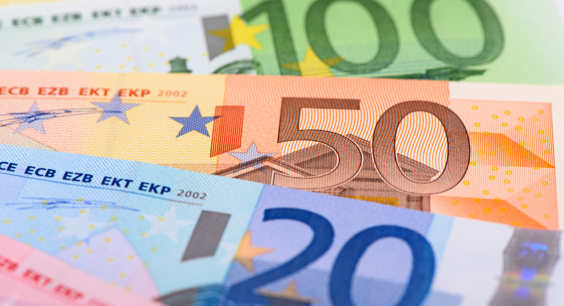 Verschiedene Euro-Banknoten sind übereinandergelegt