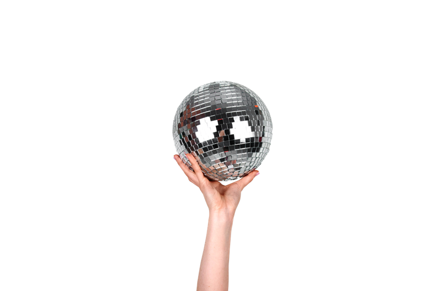 Hand hält eine Diskokugel nach oben